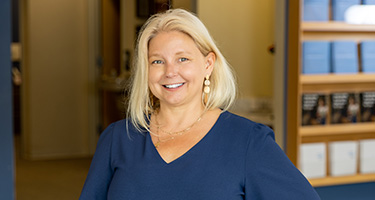 a female medicare advisor smiling and greeting customers to the highmark Medicare store